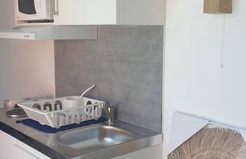 Villeneuve-les-Maguelone Apartment | Inviting Studio with Pool Access in Residential Area