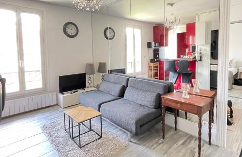Le Kremlin-Bicetre Apartment | Stylish 2-Piece Getaway in Paris Near Porte d'Italie