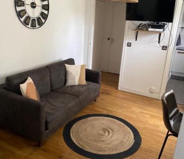 Montrouge Apartment | Inviting 2-Room Haven with Breakfast & Family-Friendly Perks