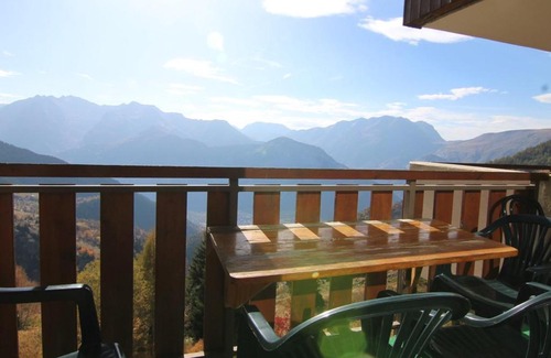 Eclose-Ouest Apartment | Cozy Apartment for 4 with Balcony - Near Shops & Lifts