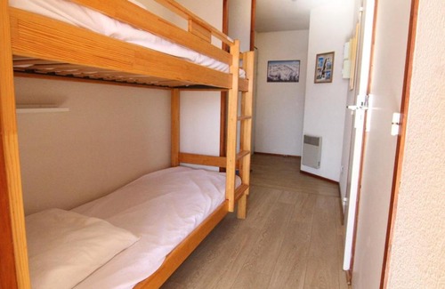 Eclose-Ouest Apartment | Cozy Apartment for 4 with Balcony - Near Shops & Lifts