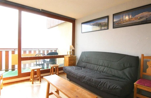 Eclose-Ouest Apartment | Cozy Apartment for 4 with Balcony - Near Shops & Lifts