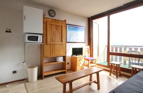 Eclose-Ouest Apartment | Cozy Apartment for 4 with Balcony - Near Shops & Lifts