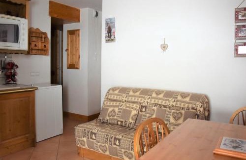 Pralognan-la-Vanoise Apartment | Cozy 2-Room Apartment with Balcony Near Slopes in Pralognan