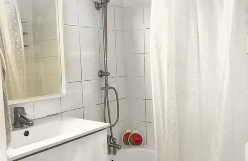 Aulnay-sous-Bois Apartment | Peaceful Child-Friendly Retreat at Appartement Calme