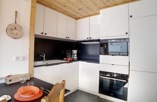 Les Menuires Apartment | Mountain View Retreat: Pet-Friendly, Parking & Perfect for 10
