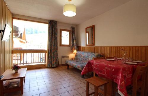 Lanslevillard Apartment | Charmant appart pour 4 au centre de Lanslevillard, balcon, parking - FR-1-508-201