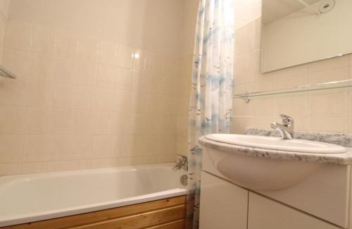 Lanslevillard Apartment | Charmant appart pour 4 au centre de Lanslevillard, balcon, parking - FR-1-508-201
