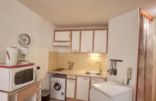 Lamalou-les-Bains Apartment | Cozy Apartment with Terrace & Free Parking near Lamalou