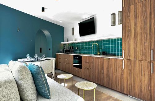 Ternes Apartment | Elegant Apartment Near Arc de Triomphe for 4 Guests