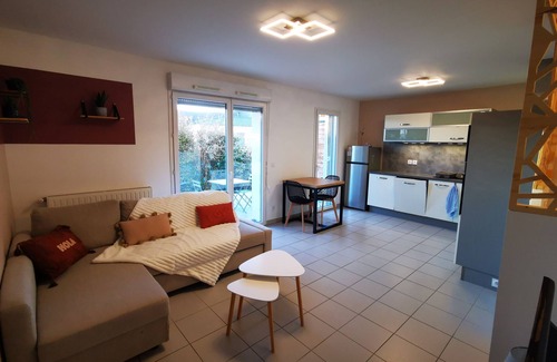 Gap Apartment | Inviting Apartment for 6 with Garden and Spa Amenities