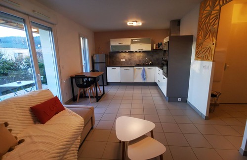 Gap Apartment | Inviting Apartment for 6 with Garden and Spa Amenities