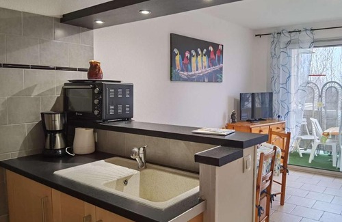 Marseillan Plage Apartment | Cozy T2 Cabin Apartment Near Beach with Private Parking