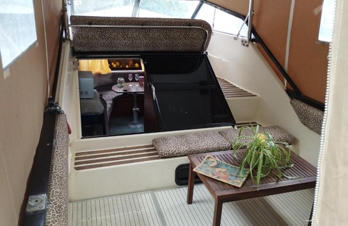 Cuisery Boat Rental | Cozy Boat Retreat with Pool and Breakfast Included