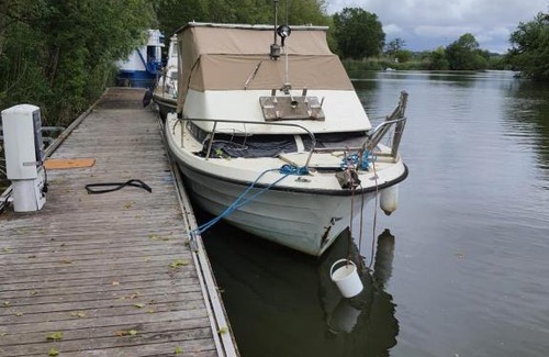 Cuisery Boat Rental | Cozy Boat Retreat with Pool and Breakfast Included