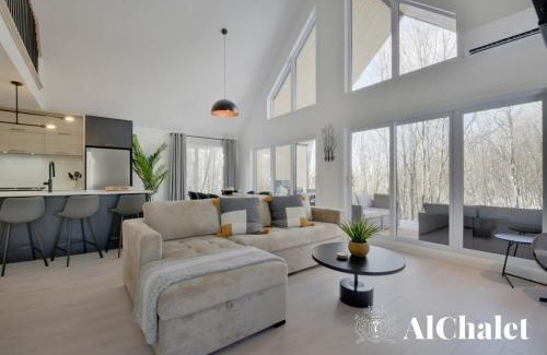 Pont-Rouge Ski Chalet | Tranquil Boisé: Nature Spa, Sauna & 10/10 Guest Rating