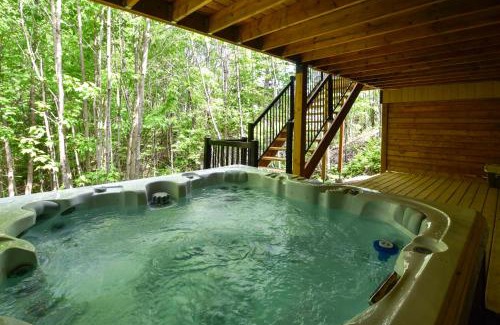 Pont-Rouge Ski Chalet | Tranquil Boisé: Nature Spa, Sauna & 10/10 Guest Rating