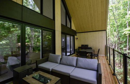 Pont-Rouge Ski Chalet | Tranquil Boisé: Nature Spa, Sauna & 10/10 Guest Rating