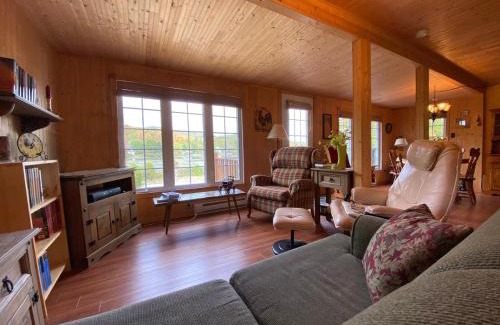 Chertsey Ski Chalet | Cozy Chalet du Lac Paré: Perfect for Families and Pets