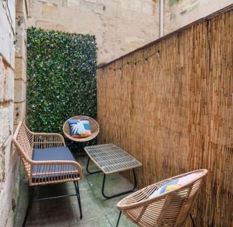 Capucins - Victoire Apartment | Relaxing Retreat with Hot Tub in Bordeaux Centre