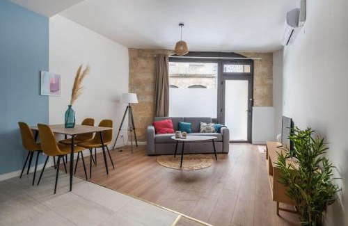 Capucins - Victoire Apartment | Relaxing Retreat with Hot Tub in Bordeaux Centre