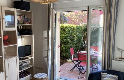 Port Guillaume Apartment | Cozy Cottage with Garden Steps from the Port - Dives-sur-Mer