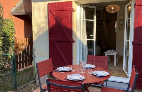 Port Guillaume Apartment | Cozy Cottage with Garden Steps from the Port - Dives-sur-Mer