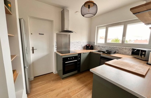 Villepreux Apartment | Cozy Duplex with Large Terrace in City Center, Near Shops