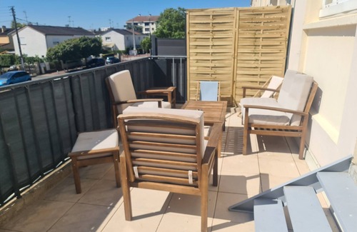 Villepreux Apartment | Cozy Duplex with Large Terrace in City Center, Near Shops