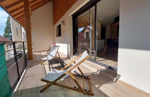 Duingt Apartment | Inviting Apartment Steps from the Lake with Ocean Views