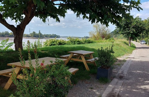 Cambes Apartment | Pet-Friendly Stone Accommodation Near Bordeaux Awaits You