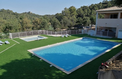 Rocbaron House | Cozy Mobile Home with Valley Views and Pool Access