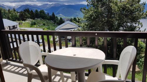 Font-Romeu-Odeillo-Via Apartment | Inviting Studio with Pool and Mountain Views in the Pyrenees