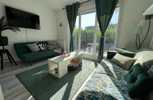 Serris Apartment | Cozy Studio Just 7 Minutes from Disney - Pet-Friendly Stay