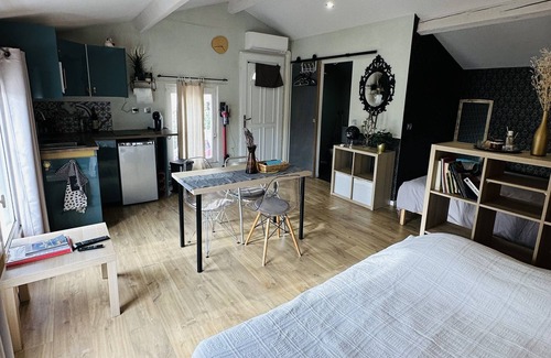 Les Camoins Apartment | Cozy Studio Near the Beautiful Parc des 7 Collines