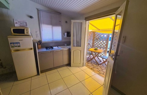 Dampierre Apartment | Inviting Studio with Pool, Steps from the Beach!