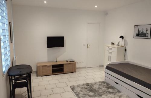 Saint-Charles du Port Apartment | Cozy Studio with Netflix and WiFi - Rated 8.7/10!