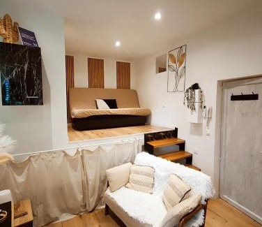 Aubagne Apartment | Stylish Studio in the Heart of Aubagne, Pet Friendly Stay
