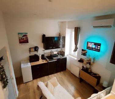 Aubagne Apartment | Stylish Studio in the Heart of Aubagne, Pet Friendly Stay