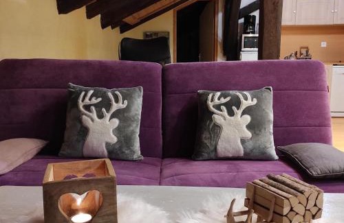 Le Menil Apartment | Relaxing Gîte with Mountain Views, Perfect for Couples