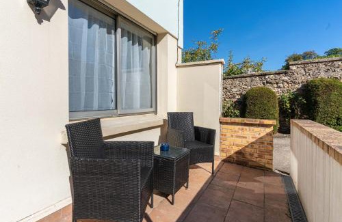 Saint-Cyr-l'Ecole Apartment | Charmant studio avec terrasse, Gare à 200m et parking gratuit