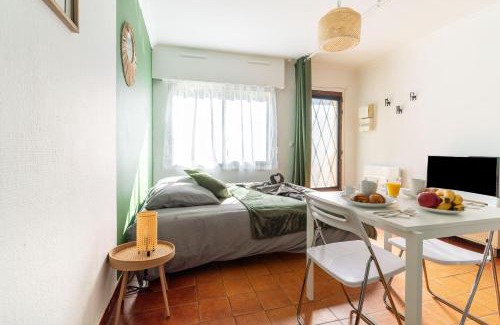 Saint-Cyr-l'Ecole Apartment | Charmant studio avec terrasse, Gare à 200m et parking gratuit