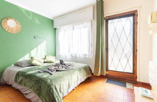 Saint-Cyr-l'Ecole Apartment | Charmant studio avec terrasse, Gare à 200m et parking gratuit