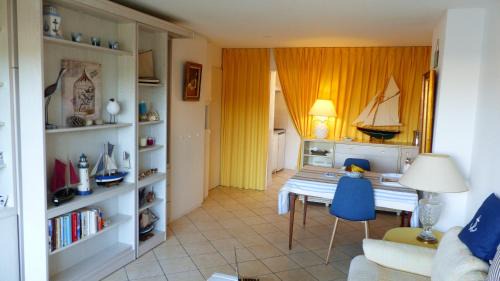 Locmariaquer Apartment | Oceanfront Studio Retreat in Locmariaquer with Ocean Views