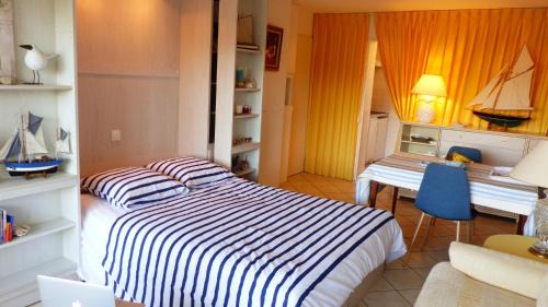 Locmariaquer Apartment | Oceanfront Studio Retreat in Locmariaquer with Ocean Views