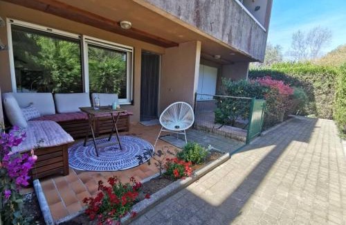Giens Apartment | Inviting Studio Steps from the Ocean with Family-Friendly Amenities