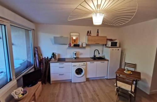 Giens Apartment | Inviting Studio Steps from the Ocean with Family-Friendly Amenities