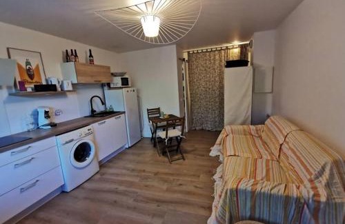 Giens Apartment | Inviting Studio Steps from the Ocean with Family-Friendly Amenities
