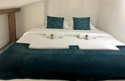 8th Arrondissement Apartment | Cozy Studio Steps from the Iconic Champs-Élysées
