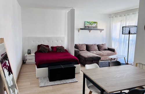 Meaux Apartment | Cozy Studio Near Paris and Disneyland - Family & Pet Friendly